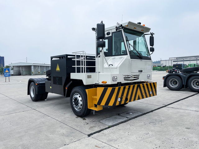 Camion terminal portuaire à basse vitesse CMAC EV Tracteur 4x2