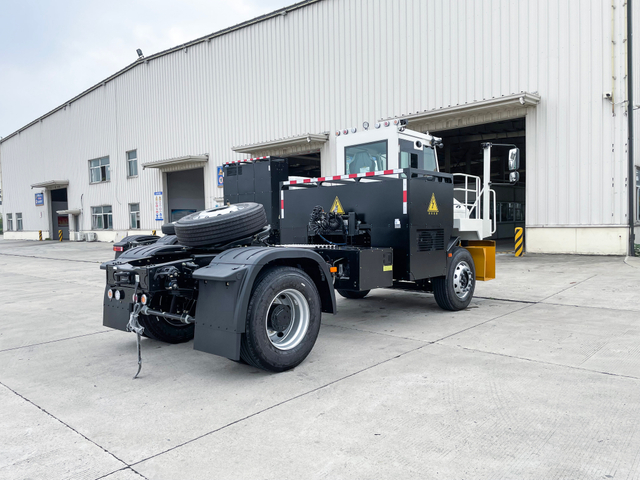 Tracteur terminal de quai robuste et de bonne performance, style classique, CAMC 4*2, 2023