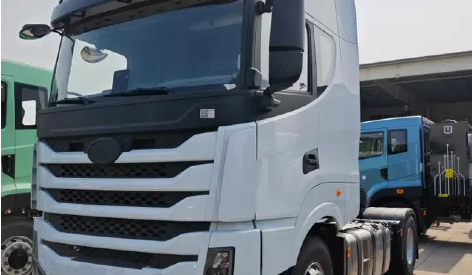 Comprendre les camions de tracteur: structure, systèmes d'entraînement, applications et principes opérationnels